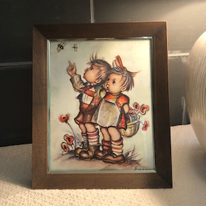 ヴィンテージ フンメル風の額入り写真、花とミツバチと一緒にいる男の子と女の子、子供の写真、赤ちゃんの部屋の装飾