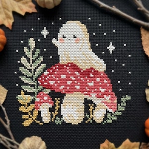 Kreuzstichmuster „Geist auf Pilz“ (PDF), Halloween-Fliegenpilz, Hexen-Cottagecore-Stickerei, einfaches Anfängerdesign (cs61)