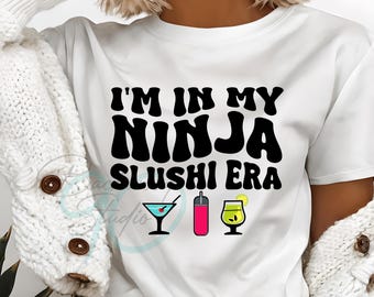 Ninja Slushi Era PNG: Rolig tröjdesign, muggar och mer (digital nedladdning)