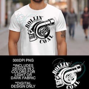 Op de afbeelding: Een zwart-wit grafisch ontwerp van een schedel met een turbolader, met de tekst "ROLLIN' COAL" eromheen. Dit ontwerp is beschikbaar als digitale download voor gebruik op lichte of donkere stof.