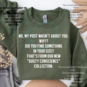 Può includere: Una felpa verde oliva con testo bianco che recita: "NO, IL MIO POST NON PARLAVA DI TE. PERCHÉ? HAI TROVATO QUALCOSA DELLA TUA TAGLIA? QUESTA È DELLA NOSTRA NUOVA COLLEZIONE 'GUILTY CONSCIENCE'."