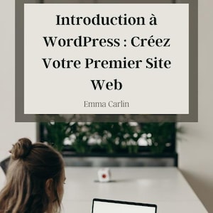 Op de afbeelding: Een persoon werkt op een laptop met een leeg scherm. De laptop staat op een witte tafel met een kop koffie. De tekst op het scherm luidt "Introduction à WordPress : Créez Votre Premier Site Web Emma Carlin".