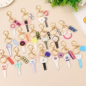 Kpop Taschenanhänger Schlüsselanhänger Kpop Acryl Tasche Schlüsselbund Kpop Anhänger Leuchtstab Kpop Merch Geschenk für ihren Schatz Leuchtstab Schlüsselbund für Tasche