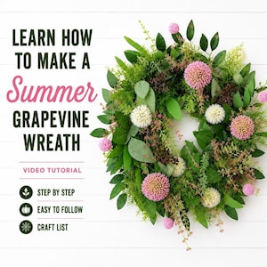 Könnte beinhalten: Ein runder Kranz mit grünem Blattwerk sowie rosa und weißen kugelförmigen Blüten. Der Text links lautet: LEARN HOW TO MAKE A Summer GRAPEVINE WREATH, VIDEO TUTORIAL, STEP BY STEP, EASY TO FOLLOW und CRAFT LIST, ergänzt durch kleine Symbole.