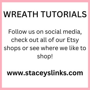 Peut inclure: Graphique &agrave; bordure rose avec le texte "WREATH TUTORIALS" en noir gras. Le texte en dessous invite &agrave; suivre sur les r&eacute;seaux sociaux, &agrave; consulter les boutiques Etsy et &agrave; d&eacute;couvrir des suggestions de shopping. Le site web www.staceyslinks.com est &eacute;galement affich&eacute;.