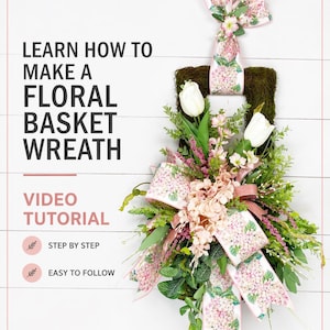 Peut inclure: Une couronne de panier floral avec une base recouverte de mousse, orn&eacute;e de tulipes blanches, d'hortensias roses et de verdure luxuriante. La couronne pr&eacute;sente un n&oelig;ud d&eacute;coratif avec un motif floral et le texte "APPRENDRE &Agrave; FAIRE UNE COURONNE DE PANIER FLORAL".