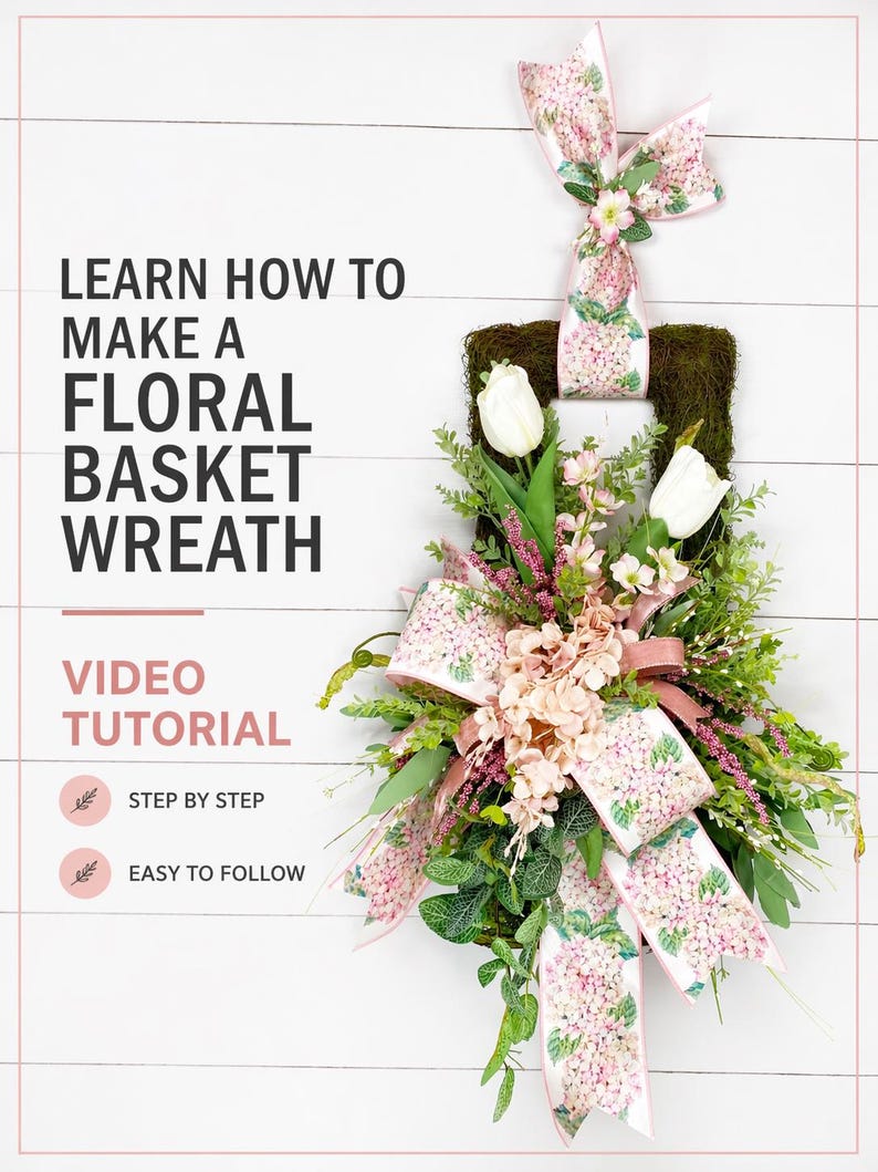 Peut inclure: Une couronne de panier floral avec une base recouverte de mousse, orn&eacute;e de tulipes blanches, d'hortensias roses et de verdure luxuriante. La couronne pr&eacute;sente un n&oelig;ud d&eacute;coratif avec un motif floral et le texte "APPRENDRE &Agrave; FAIRE UNE COURONNE DE PANIER FLORAL".