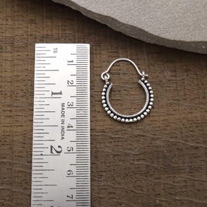 Kleine silberfarbene Tribal Creolen mit Perlen, für jeden Tag und jeden Anlass