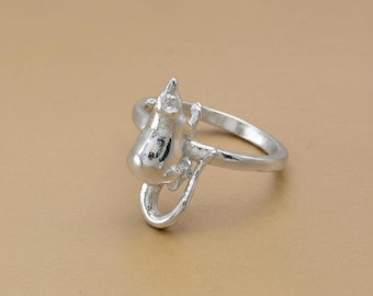 Anello a forma di topo in argento sterling, realizzato a mano - Un gioiello delicato a forma di animale per gli amanti della natura e i proprietari di animali domestici.