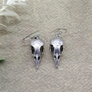 Raven Skull Dangle Earrings – Gothic Bird Skull Earrings for Dark Aesthetic Lovers, Halloween Gifts