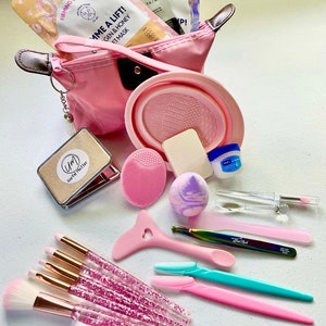 Cosmetic brushes, sponges, tweezers, brush bowl, eye-lipliner tool, headband and more- everything you need for your daily beauty routine.