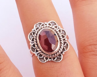 Anillo ovalado de granate rojo hecho a mano: anillo llamativo de plata de ley 925