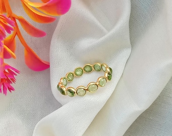 Natürliche Peridot Eternity Ring: 22K Vergoldete Bandring