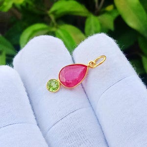 18 kt massief gouden ovale hanger met robijn en peridot – instelling natuurlijke edelsteen ring