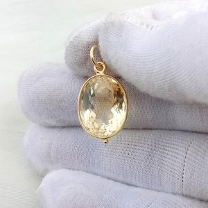 Handgjort hänge i 18k gult guld med citrin
