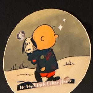 Panique généralisée, nous nous rapprochons de la maison 3 po. Autocollant rond en vinyle OU carré holographique