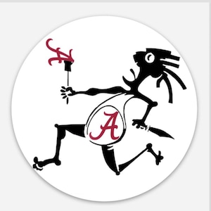 Puede incluir: Una pegatina redonda con una figura de dibujos animados en blanco y negro en movimiento. La figura lleva una camiseta sin mangas blanca con una "A" granate y sostiene una antorcha. La antorcha y la "A" son granates. El fondo es blanco.