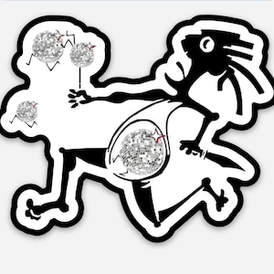 Puede incluir: Una pegatina en blanco y negro que representa una figura estilizada con una bola de discoteca en el vientre y sosteniendo tres bolas de discoteca. La figura está corriendo, con una pose dinámica. Las bolas de discoteca tienen un aspecto reflectante y brillante.