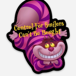 Może przedstawiać: Naklejka z Kotem z Cheshire z Alicji w Krainie Czarów. Kot jest różowy i fioletowy z szerokim uśmiechem i żółtymi oczami. Tekst "Control For Smilers Can't Be Bought" jest w kolorze żółtym.