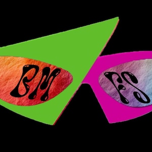 Puede incluir: Gráfico abstracto de gafas de sol estilizadas con montura verde y rosa. Las lentes presentan diseños texturizados y coloridos con las letras "BM" y "FS" en escritura negra estilizada. Sobre un fondo negro.