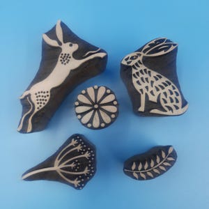 Set di timbri con teste di lepri e semi, blocco di stampa in legno indiano intagliato a mano; timbro tessile; timbro per ceramica,
