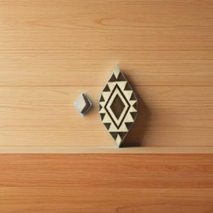 Puede incluir: Dos piezas decorativas de madera con un diseño geométrico. Una es una forma de diamante grande con un diamante central y acentos triangulares. La otra es un cuadrado pequeño. Ambas son en tonos marrón y crema.