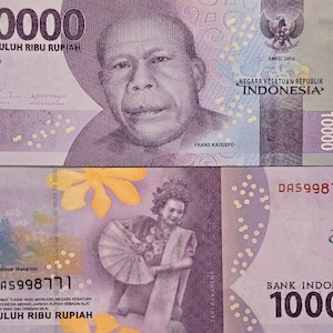 Könnte beinhalten: Indonesische 10.000 Rupiah-Banknote mit einem Porträt von Frans Kaisiepo, einer wichtigen Persönlichkeit der indonesischen Unabhängigkeit, und einer Darstellung des Wakatobi-Nationalparks. Der Text "NEGARA KESATUAN REPUBLIK INDONESIA" und "BANK INDONESIA" ist sichtbar.