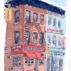 Könnte beinhalten: Aquarellmalerei einer New Yorker Straßenszene. Ein Backsteingebäude mit roter Markise zeigt "SUPERIOR SUDS". Ein Fahrradladen befindet sich nebenan. Menschen gehen auf dem Bürgersteig.