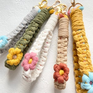 Macrame Daisy Keychain PDF pattern, Macrame Step by Step, Handmade Flowers Keychain, Wristlet Keychain DIY, gift for Easter, Flower charm image 1