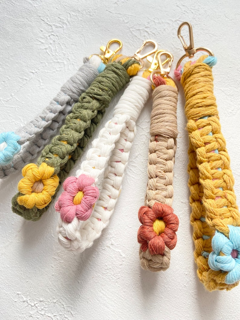 Macrame Daisy Keychain PDF pattern, Macrame Step by Step, Handmade Flowers Keychain, Wristlet Keychain DIY, gift for Easter, Flower charm image 1