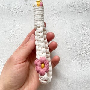 Macrame Daisy Keychain PDF pattern, Macrame Step by Step, Handmade Flowers Keychain, Wristlet Keychain DIY, gift for Easter, Flower charm image 4