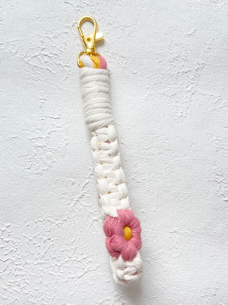 Macrame Daisy Keychain PDF pattern, Macrame Step by Step, Handmade Flowers Keychain, Wristlet Keychain DIY, gift for Easter, Flower charm image 2