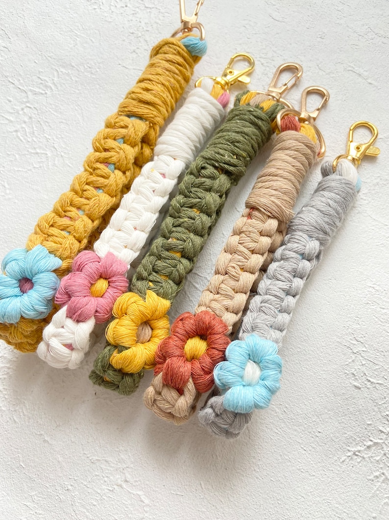 Macrame Daisy Keychain PDF pattern, Macrame Step by Step, Handmade Flowers Keychain, Wristlet Keychain DIY, gift for Easter, Flower charm image 5