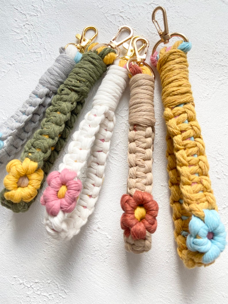 Macrame Daisy Keychain PDF pattern, Macrame Step by Step, Handmade Flowers Keychain, Wristlet Keychain DIY, gift for Easter, Flower charm image 3