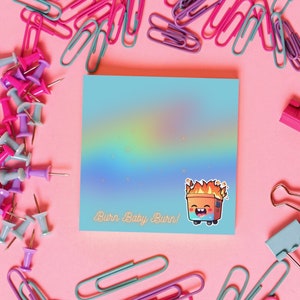 Dumpster Fire, Cartoon, Kawaii Art, 4"x4" Burn Baby Burn, Rainbow, Sticky Notes, Briefpapier, Leuk, Gelukkig, Blauw, Schattig, Post-it® Notitieblokken