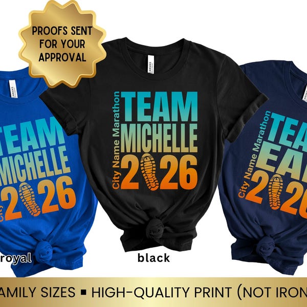 Può includere: Tre magliette a maniche corte in blu reale, nero e blu navy. Ogni maglietta presenta una grafica con il testo "TEAM MICHELLE 2026" o "TEAM EAN 2026" e "City Name Marathon" con un'icona di scarpa da corsa al centro.