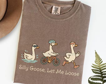 Camiseta divertida de triatlón, camiseta de natación, ciclismo y carrera con diseño de ganso gracioso, regalo para triatletas, regalo para corredores de triatlón, camiseta para triatletas, regalo para quienes terminan una carrera de triatlón.