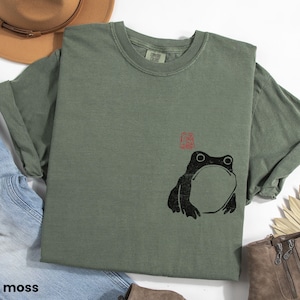 Japanese Grumpy Frog Shirt, Hoji Matsumoto Unimpressed Toad Tshirt, Vintage Style Woodblock Art Tshirt, Gift for Art Lover, Animal Lover Moss