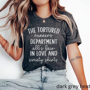 Camiseta para corredores, camiseta de moda del Departamento de Corredores Torturados, regalo de carrera, regalo de cumpleaños para corredor, camiseta para correr "Todo es justo en el amor".
