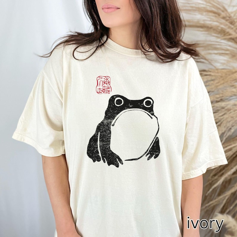 Japanese Grumpy Frog Shirt, Hoji Matsumoto Unimpressed Toad Tshirt, Vintage Style Woodblock Art Tshirt, Gift for Art Lover, Animal Lover Ivory
