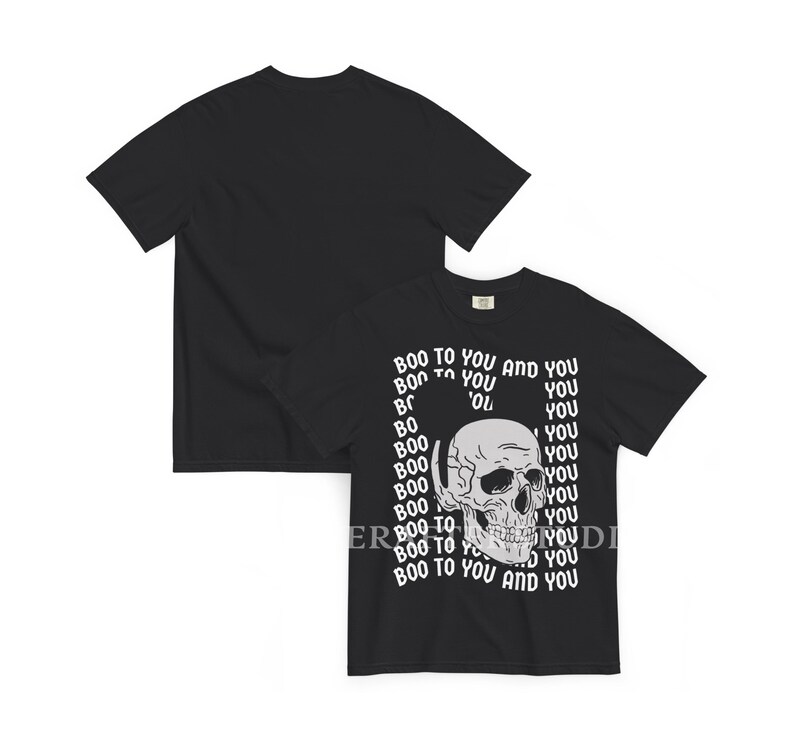 Może przedstawiać: Czarny t-shirt z kr&oacute;tkim rękawem z grafiką ludzkiej czaszki umieszczoną na środku z przodu. Tekst "BOO TO YOU AND YOU" jest powt&oacute;rzony białymi literami wok&oacute;ł czaszki. Tył koszulki jest gładki, czarny i pozbawiony jakiegokolwiek wzoru.
