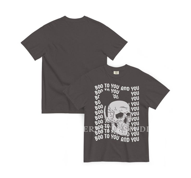 Może przedstawiać: Ciemnoszary t-shirt z kr&oacute;tkim rękawem z białą grafiką ludzkiej czaszki umieszczoną na środku z przodu. Czaszka jest otoczona powtarzającym się białym napisem "BOO TO YOU AND YOU" ułożonym w pionowy wz&oacute;r wok&oacute;ł centralnej ilustracji.