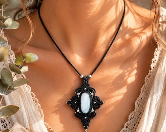 Collar de macramé con piedra lunar – Colgante de cristal estilo bruja, joyería bohemia oscura ajustable