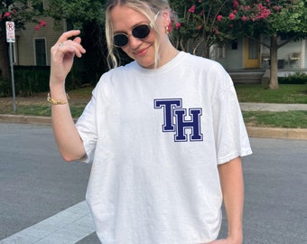 T-shirt Ravens avec logo sur la poitrine universitaire One Tree Hill | Inspiré de One Tree Hill