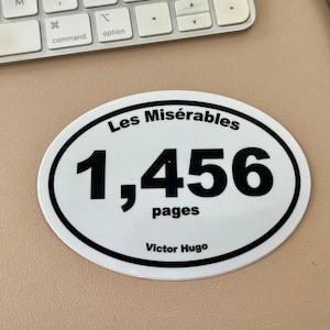 Puede incluir: Pegatina ovalada blanca con texto negro. El texto dice "Les Misérables 1.456 páginas Victor Hugo".