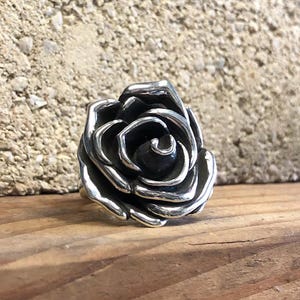 Zilveren roosring. Zilveren ring. Rose-ring 925 sterlingzilver. damesring. statementring. handgemaakte sieraden. cadeau voor haar. Zilveren bloemsieraden