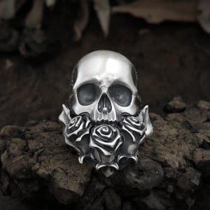 Anillo de calavera con rosa. Anillo de calavera en plata 925. Anillo de calavera para hombre. Anillo único. Anillo gótico. Anillo de Keith Richards. Anillo de motociclista. Regalo para él