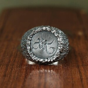 Anillo de plata con letra personalizada. Anillo con inicial. Anillo grabado. Regalo para ella/él. Anillo de plata con inicial. Anillo personalizado delicado. Joyería hecha a mano.