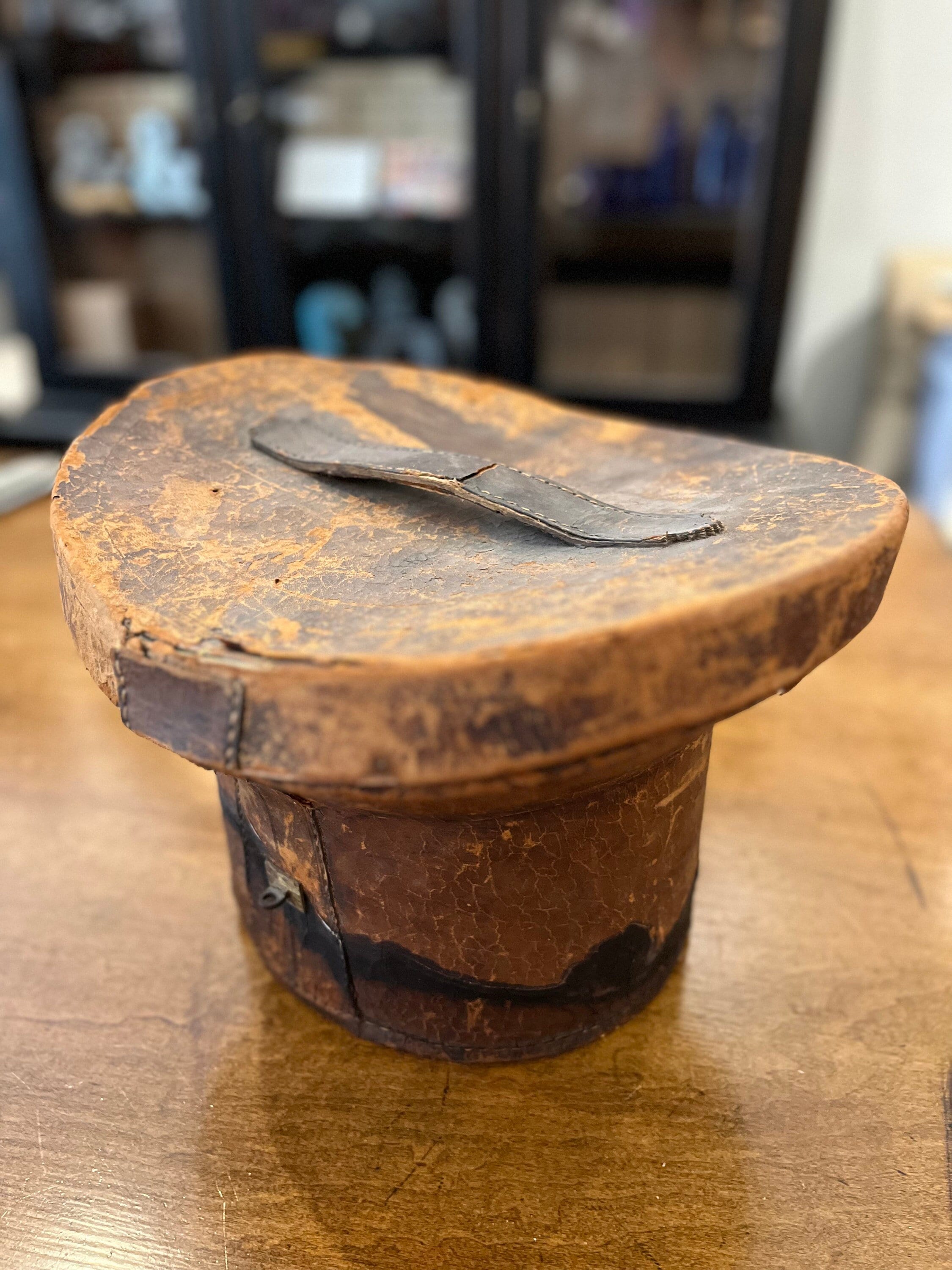 Vintage leather and brass hat box by Jcob van Heckeren tot Enghuizen