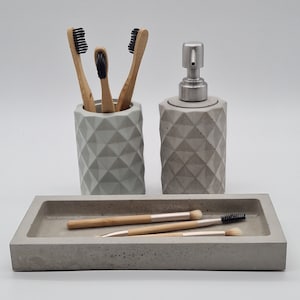 Bad-Accessoire-Set "Purist" | Seifenspender aus Beton mit Edelstahlpumpkopf | Zahnbürstenhalter | Schmuckschale | aus Beton | Betonschale